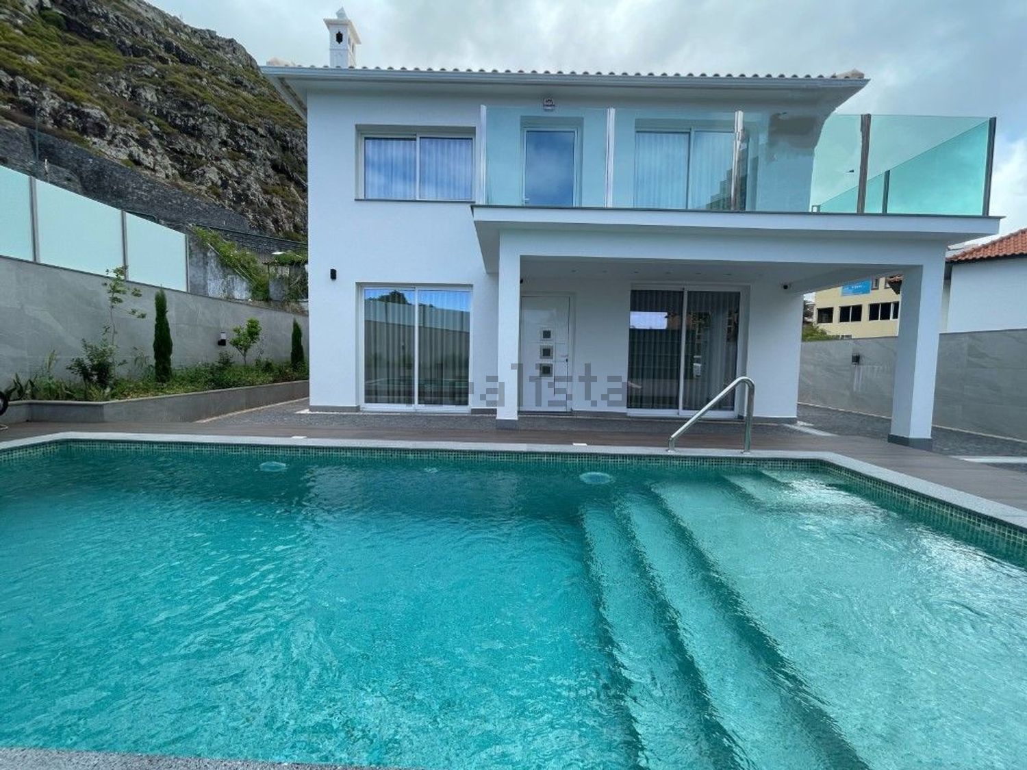 小楼房或独栋别墅出售在Caminho do Cemitério - 游泳池