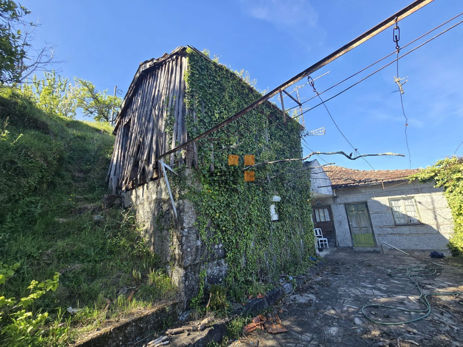 小楼房或独栋别墅出售在Vale de Bouro - 外立面