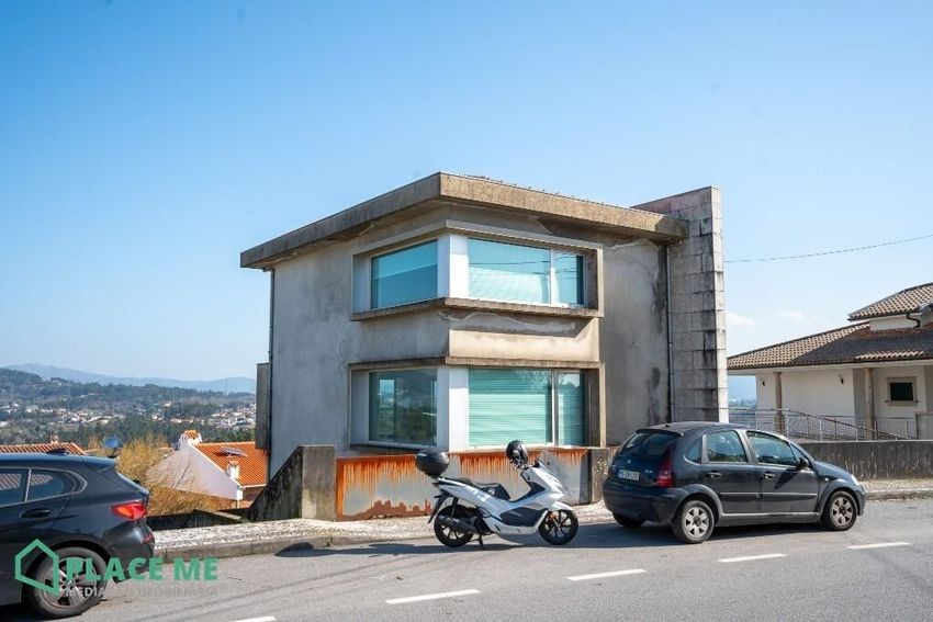 小楼房或独栋别墅出售在Avenida Doutor António Ribeiro Guimarães s/n