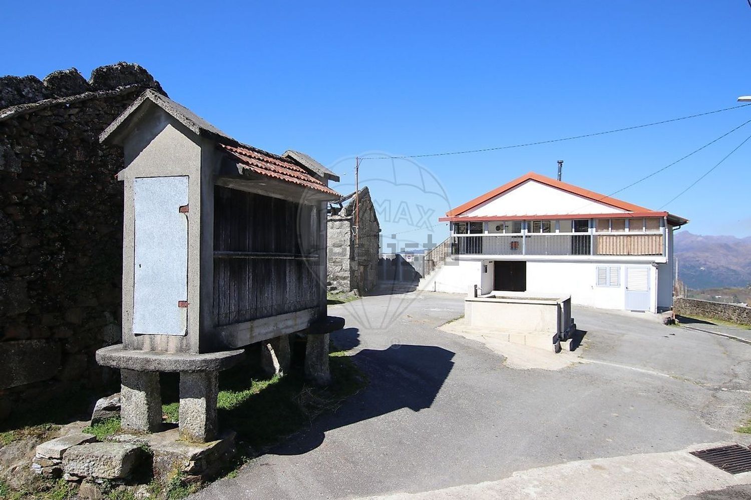 小楼房或独栋别墅出售在Avenida de São Miguel - 外立面