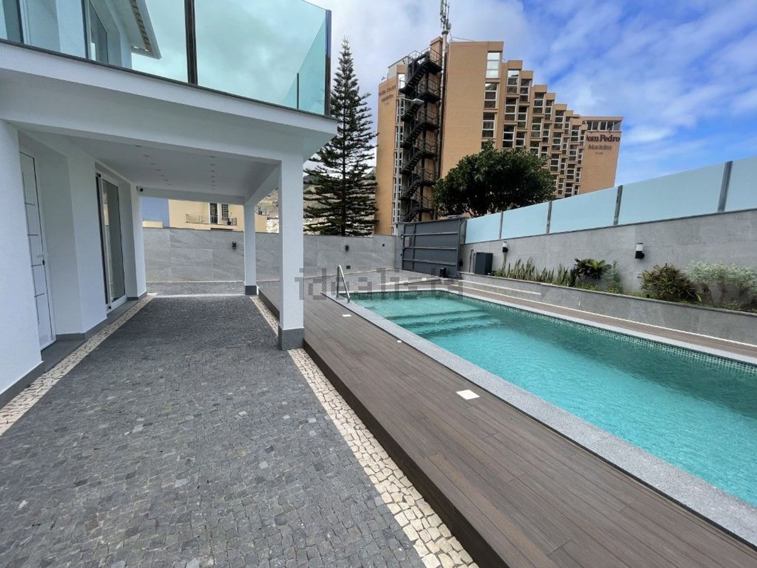 小楼房或独栋别墅出售在Caminho do Cemitério - 游泳池