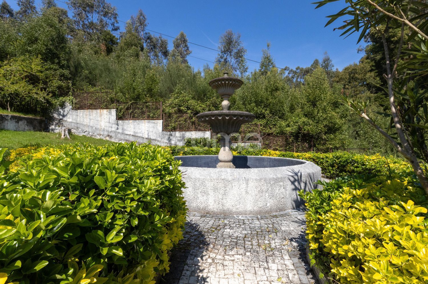小楼房或独栋别墅出售在Rua Nossa Senhora de Lurdes, 673 - 院子