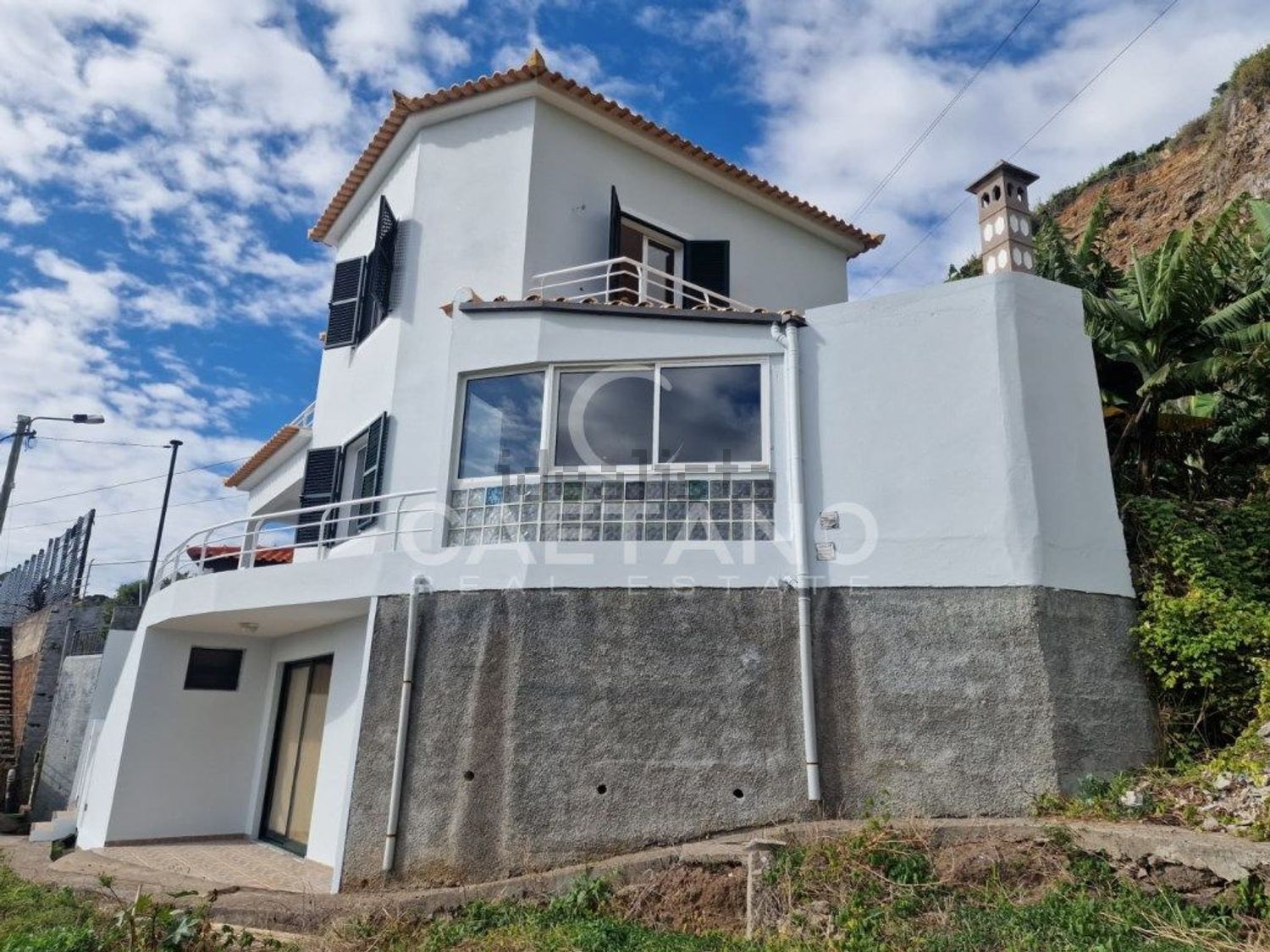 小楼房或独栋别墅出售在Estrada de Santo Antonio - 外立面