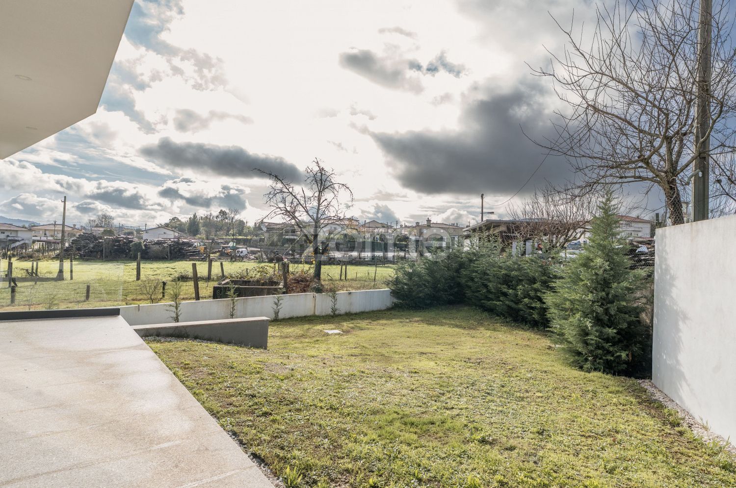 小楼房或独栋别墅出售在Ronfe - 花园