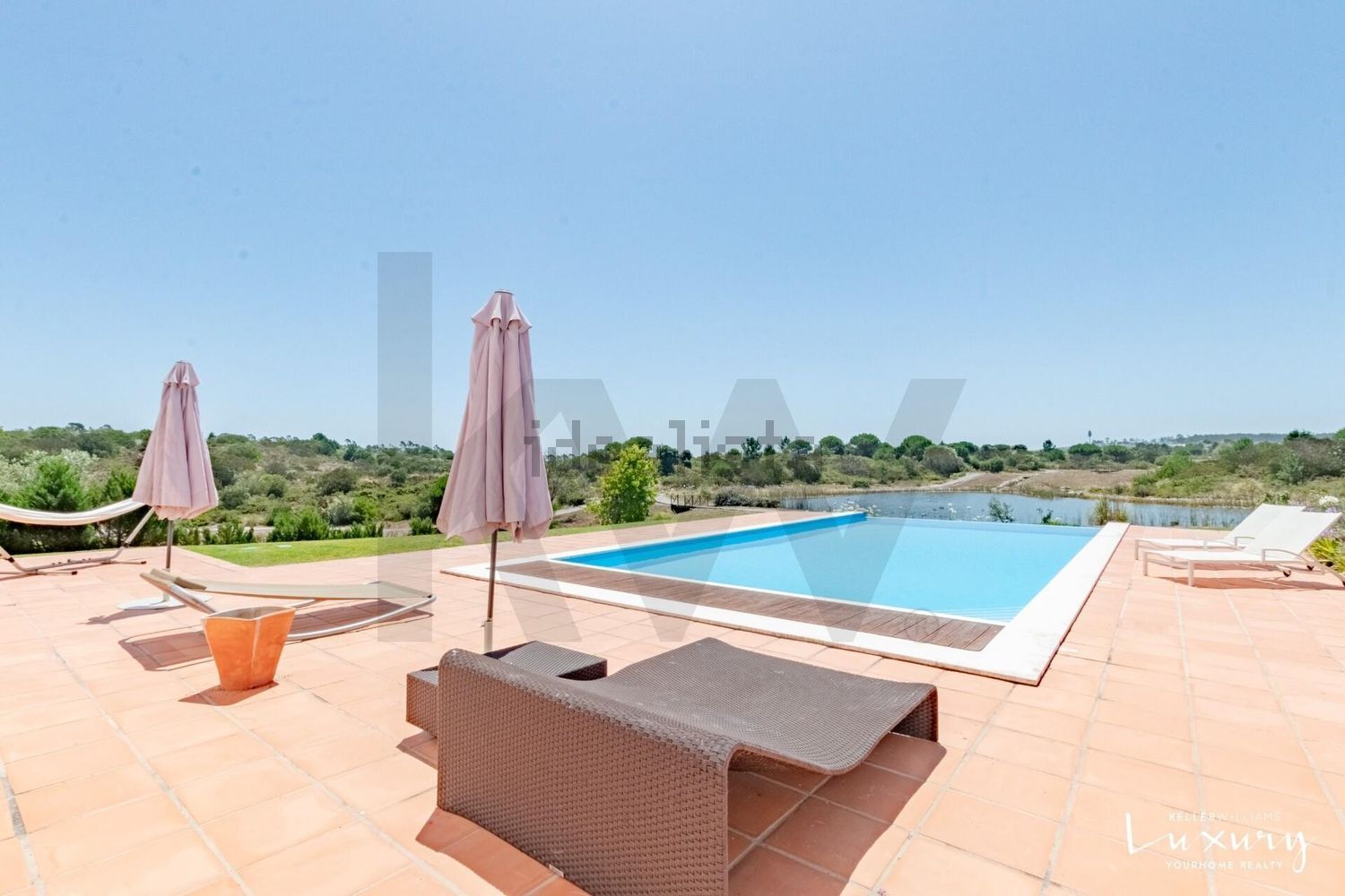 小楼房或别墅出售在Vau - 游泳池