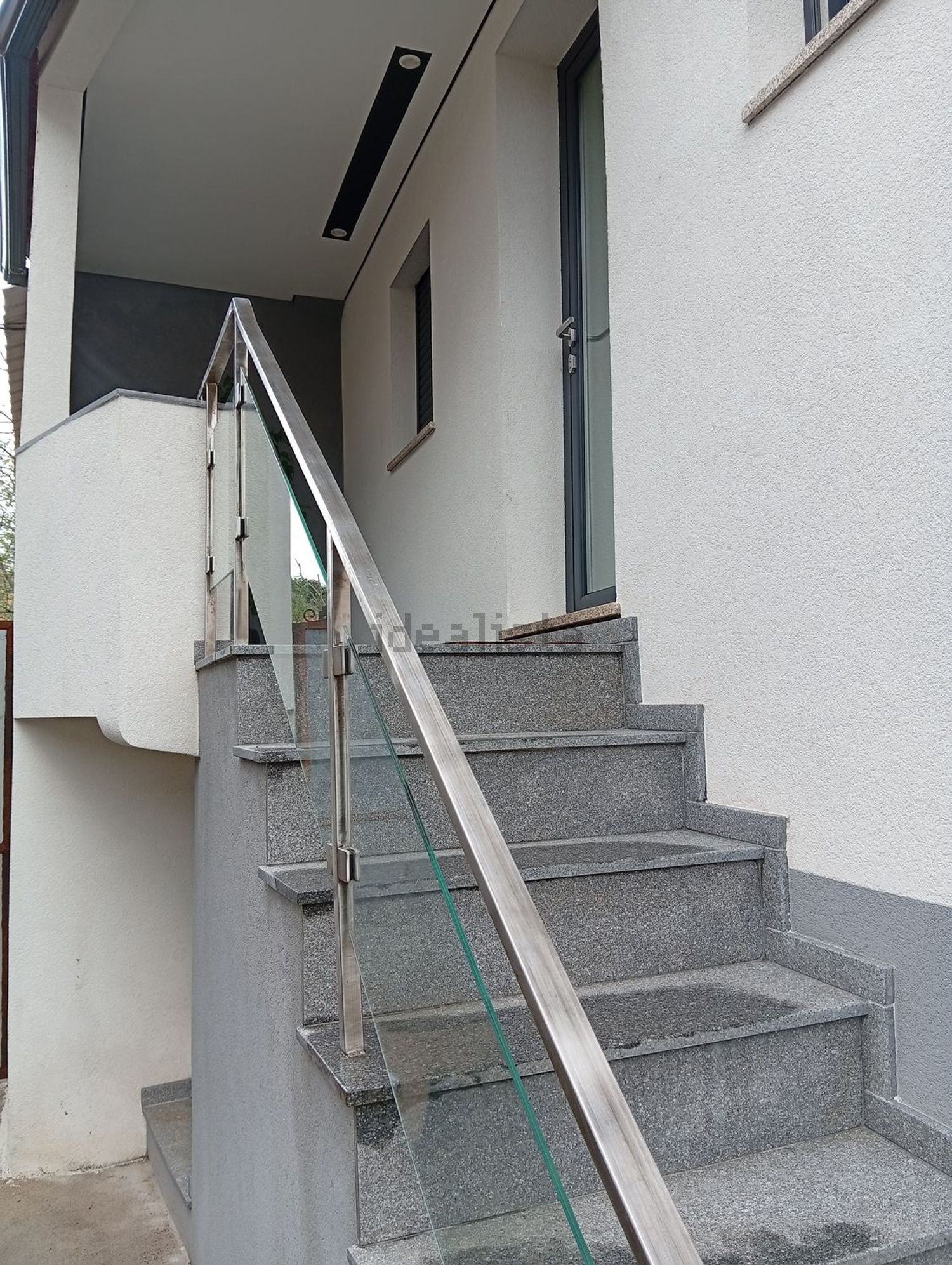小楼房或独栋别墅出售在Rua Alcoice, 50 - 楼梯