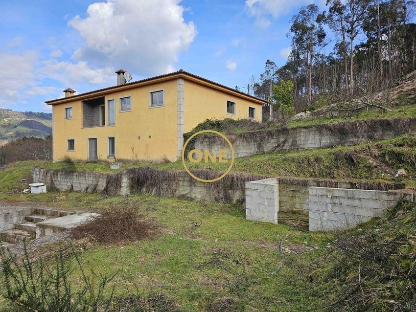 小楼房或别墅出售在Vale de Bouro