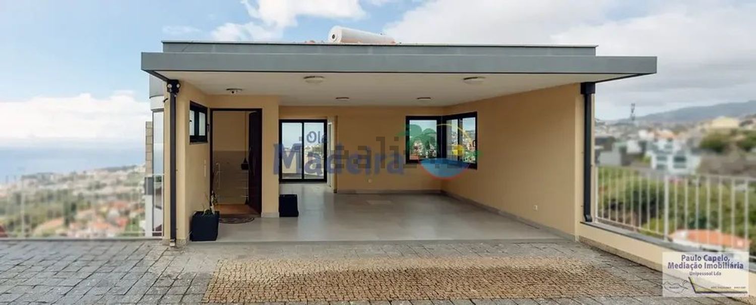 小楼房或独栋别墅出售在Estrada dos Marmeleiros, 142 - 停车位