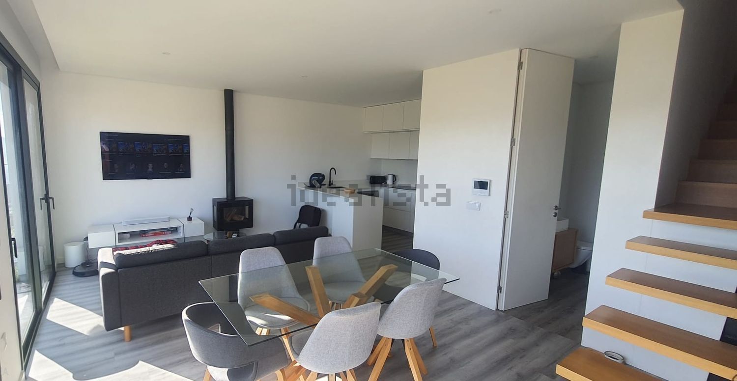 小楼房或独栋别墅出售在Fafe - 客厅