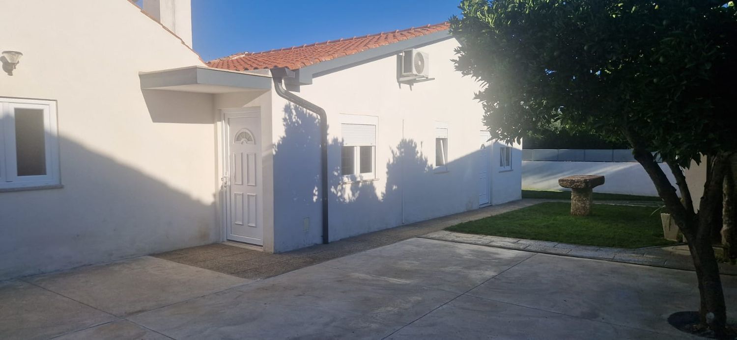 小楼房或独栋别墅出售在Praça dos Lírios, 2