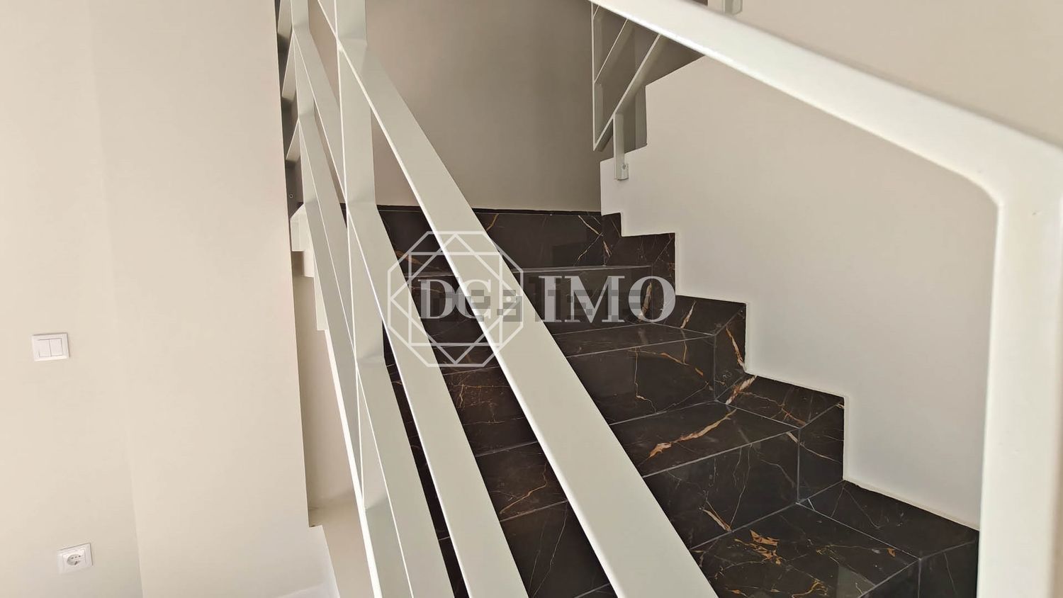 复式公寓出售在Avenida do Município s/n - 楼梯