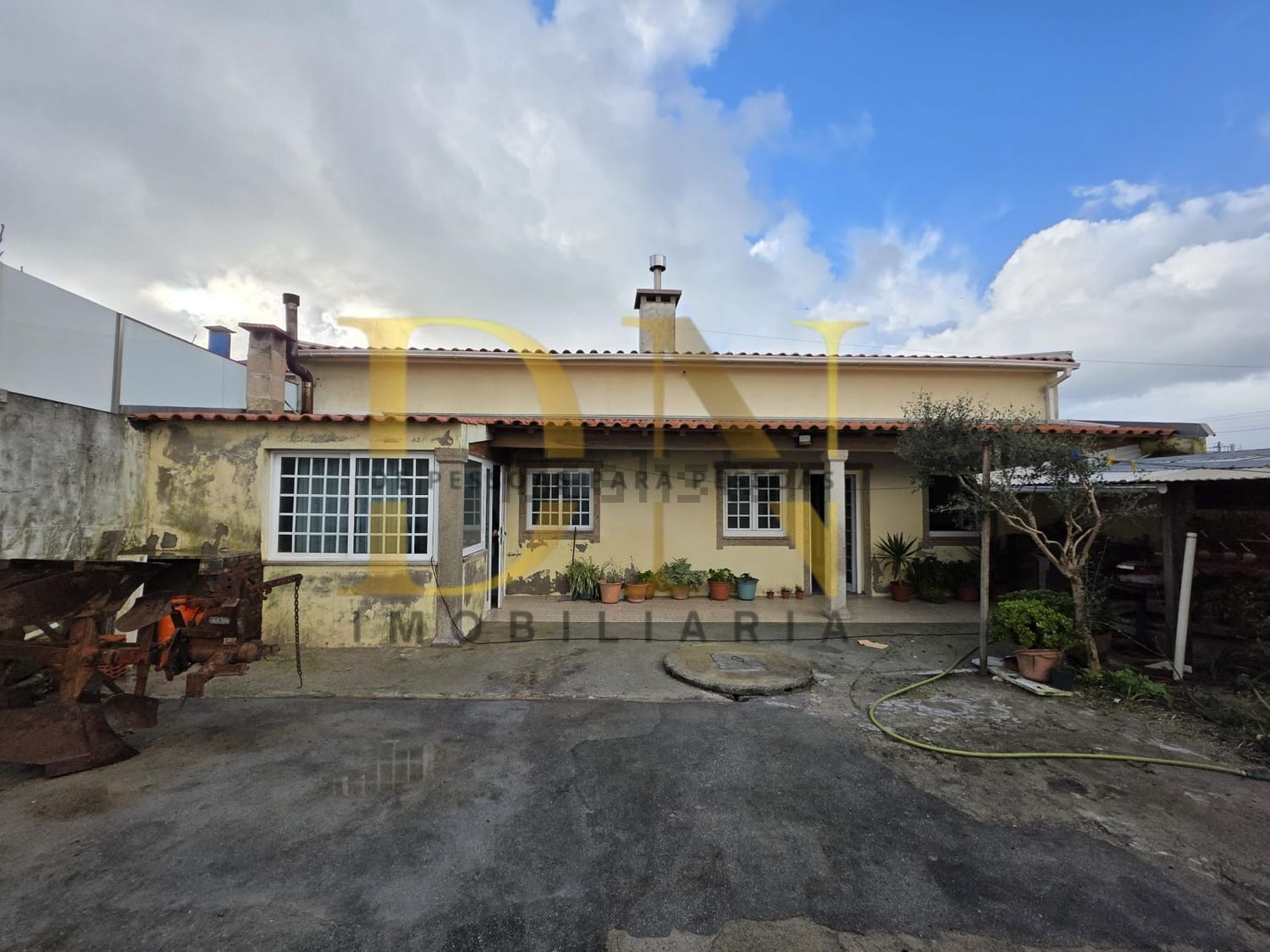 小楼房或独栋别墅出售在Rua de Santo André de Baixo - 外立面