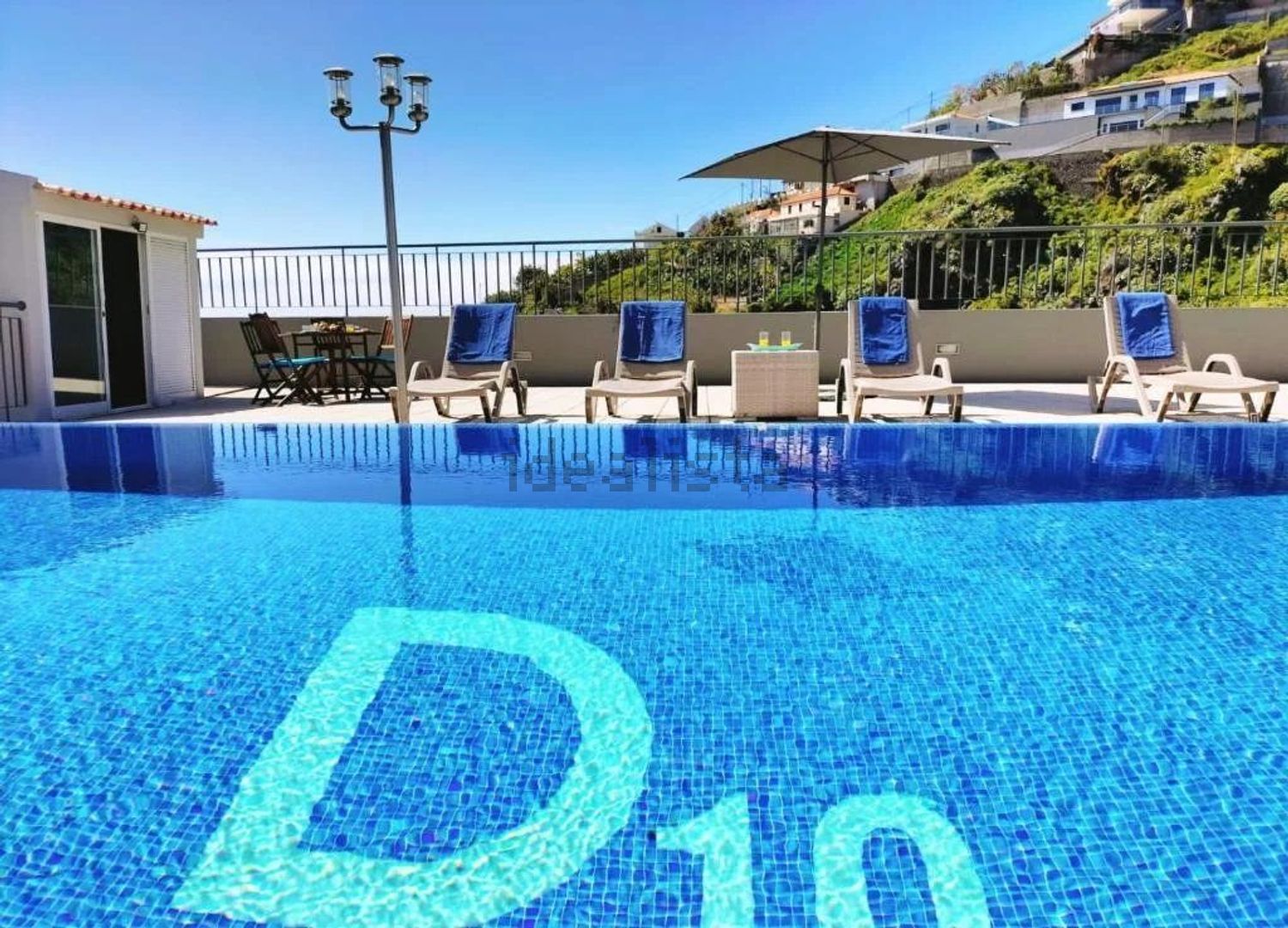 小楼房或独栋别墅出售在Ribeira Brava - 游泳池
