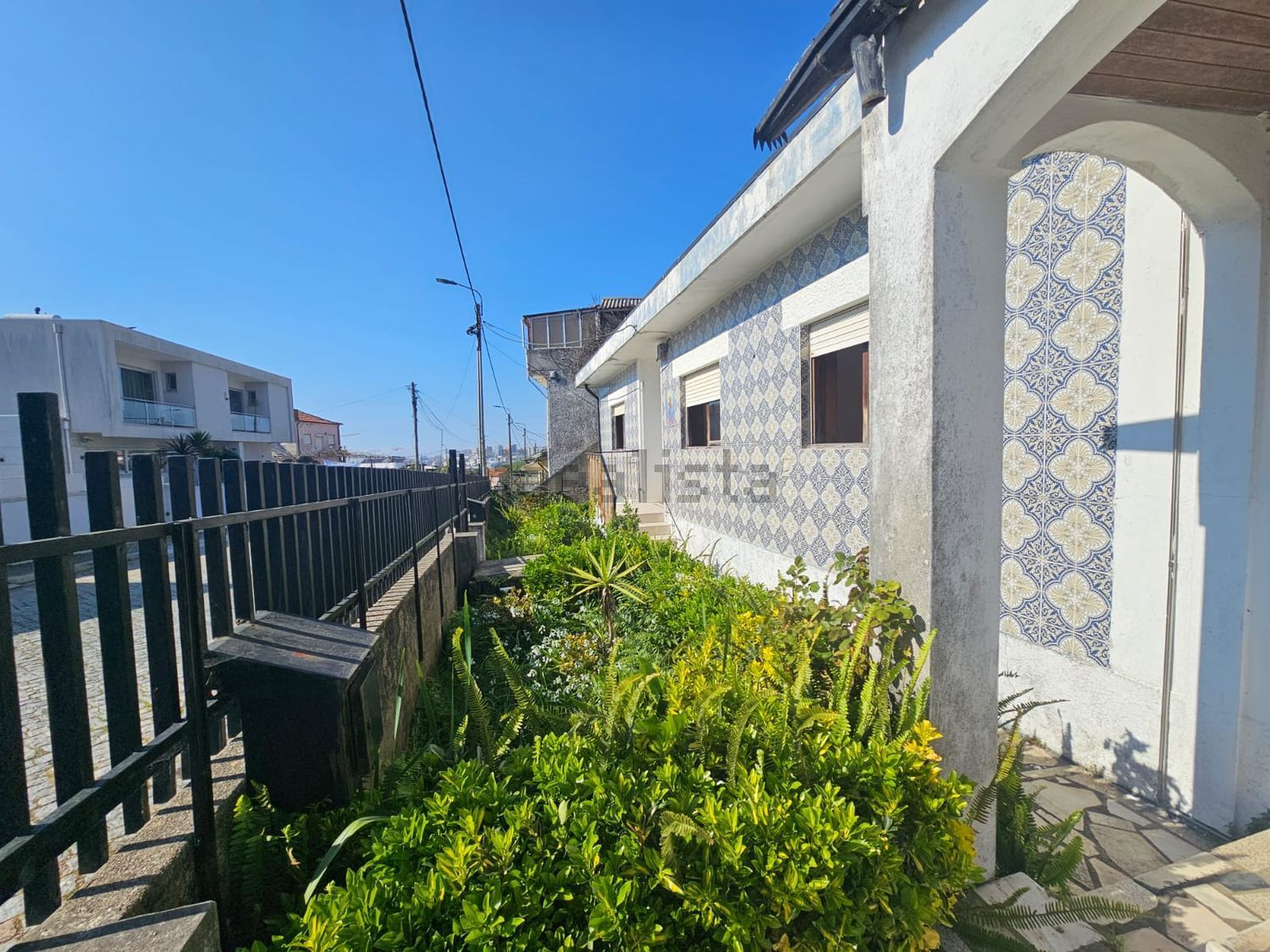 小楼房或独栋别墅出售在Rua Pedra Alta - 外立面