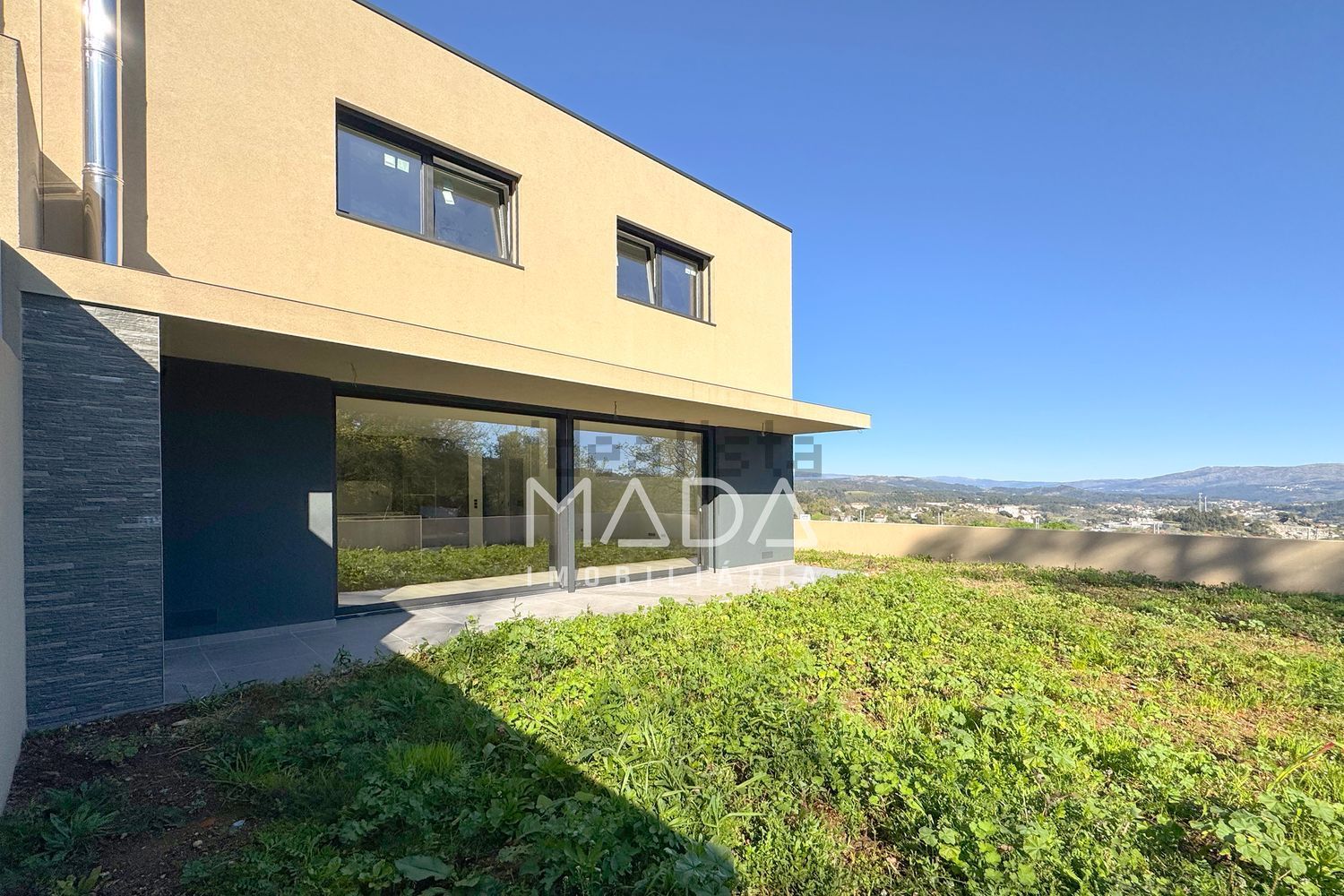 联排别墅出售在Lanhoso - 外立面