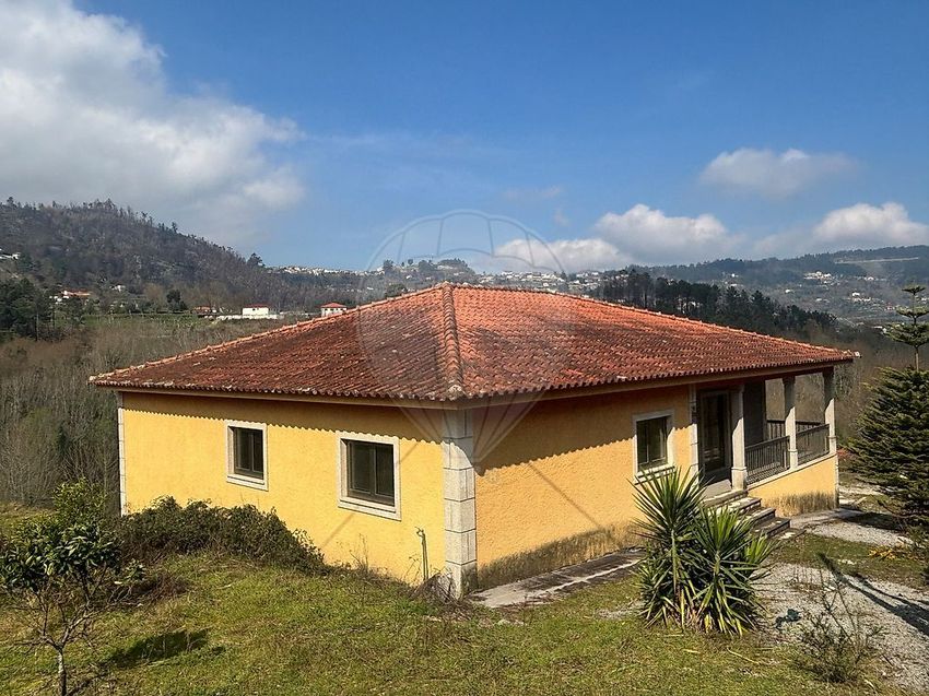 小楼房或独栋别墅出售在Rua de Vale do Porto