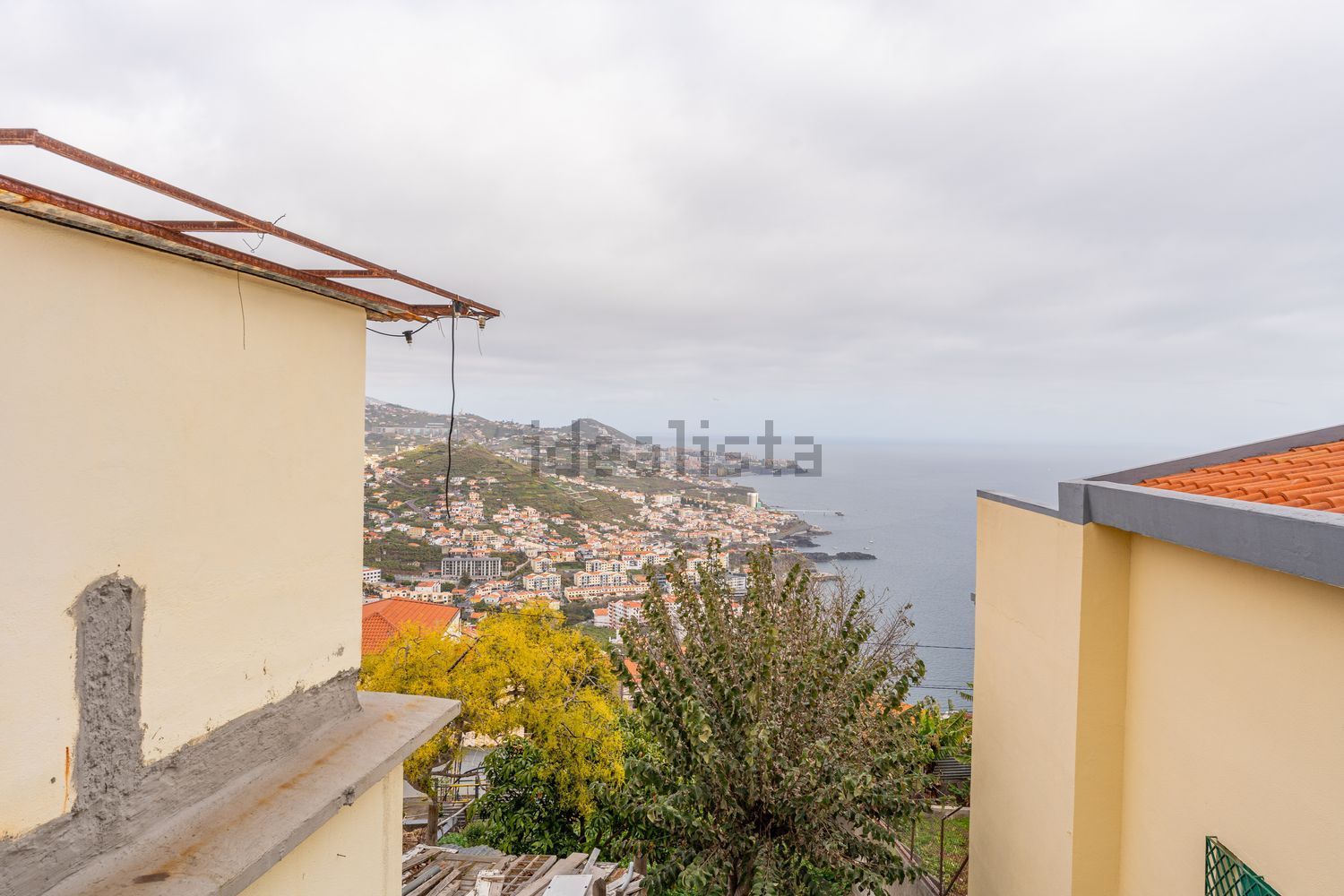 小楼房或独栋别墅出售在Caminho Velho do Rancho - 视线