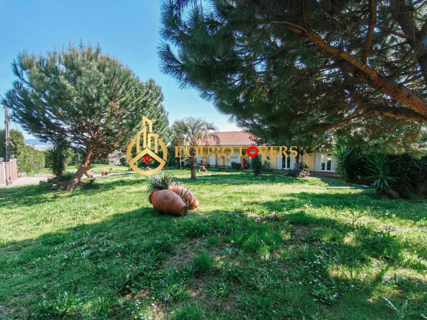 小楼房或独栋别墅出售在Rua 25 de Abril - 花园