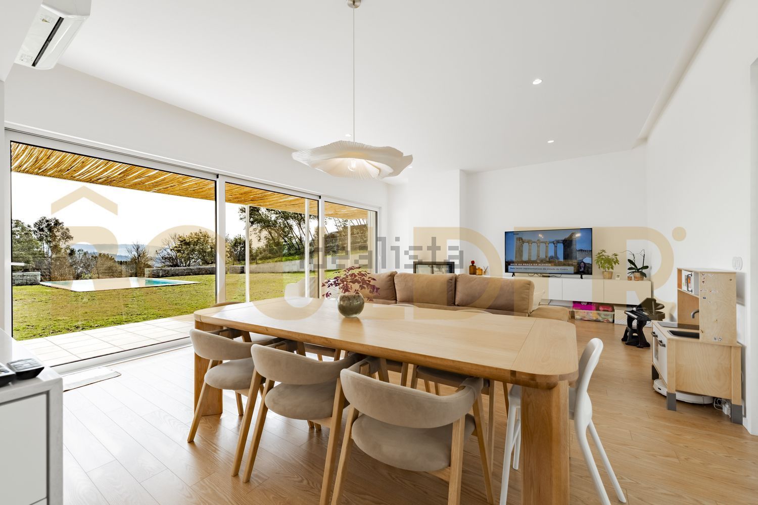 小楼房或独栋别墅出售在Rua Tinocos de Cima s/n - 客厅