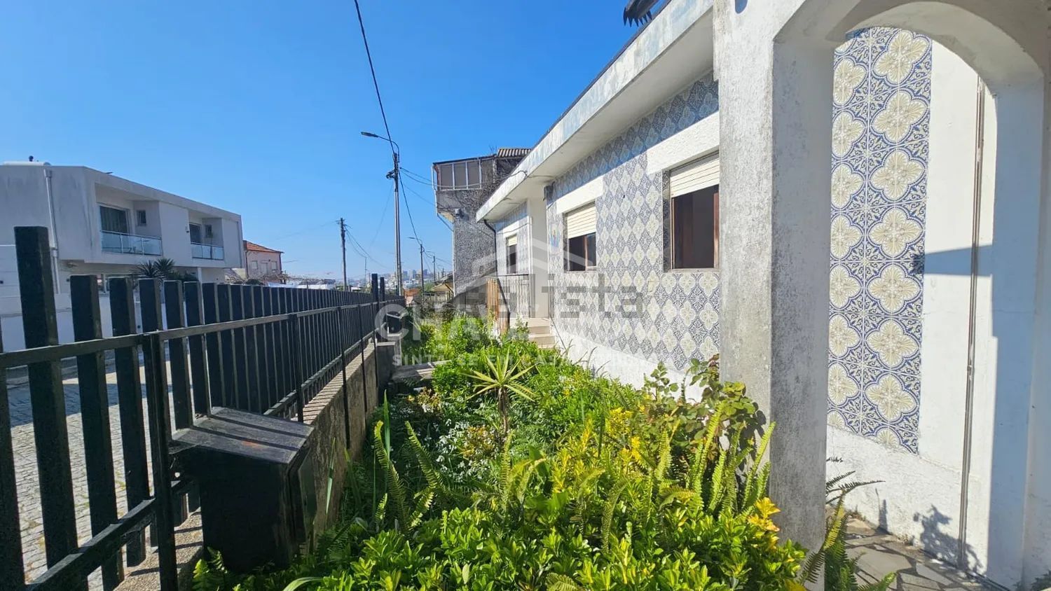 小楼房或独栋别墅出售在Rua Pedra Alta - 外立面