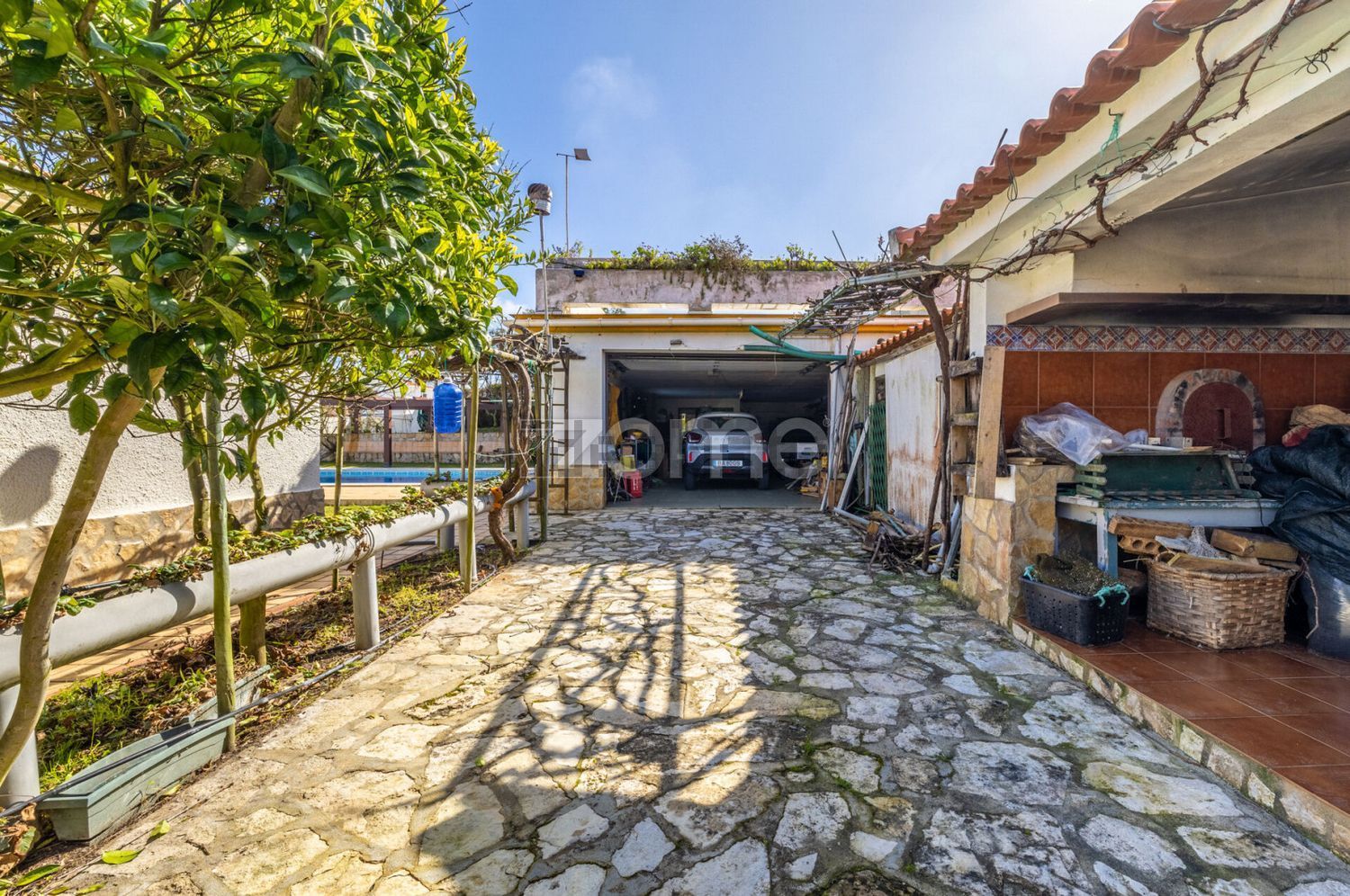 小楼房或独栋别墅出售在Bairro 15 - 停车位