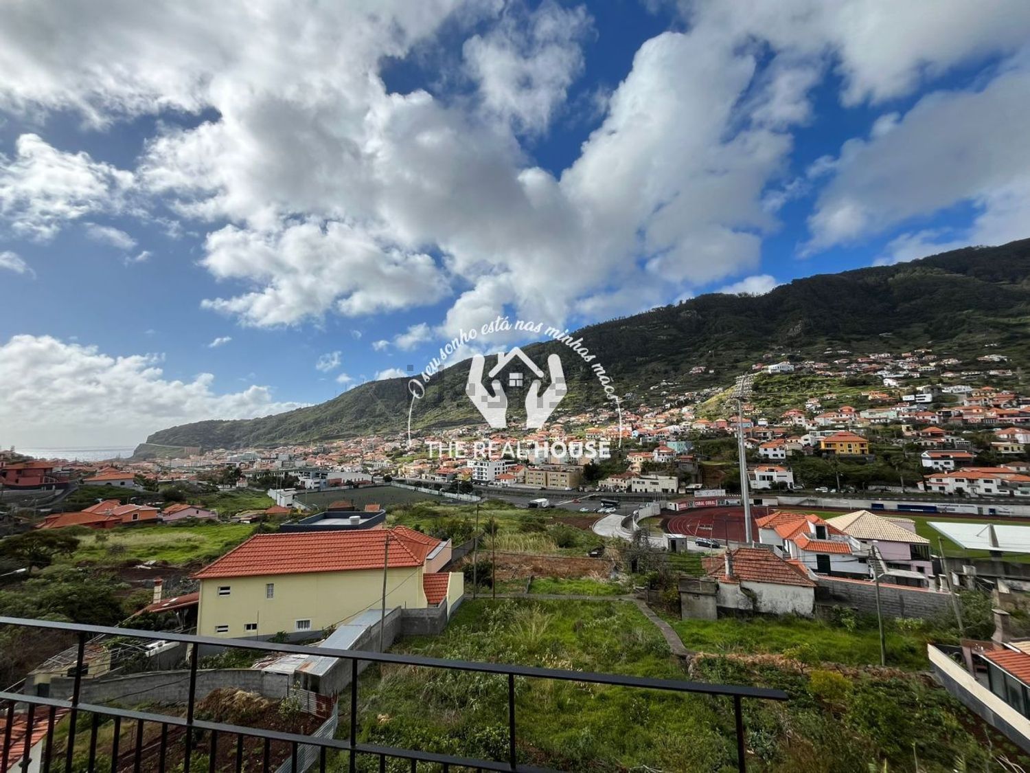 小楼房或独栋别墅出售在Machico - 视线