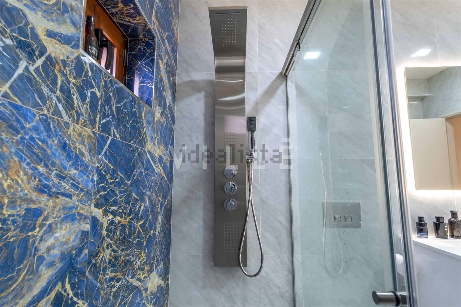 小楼房或独栋别墅出售在Rua Águas Ferreas, 382 - 卫生间