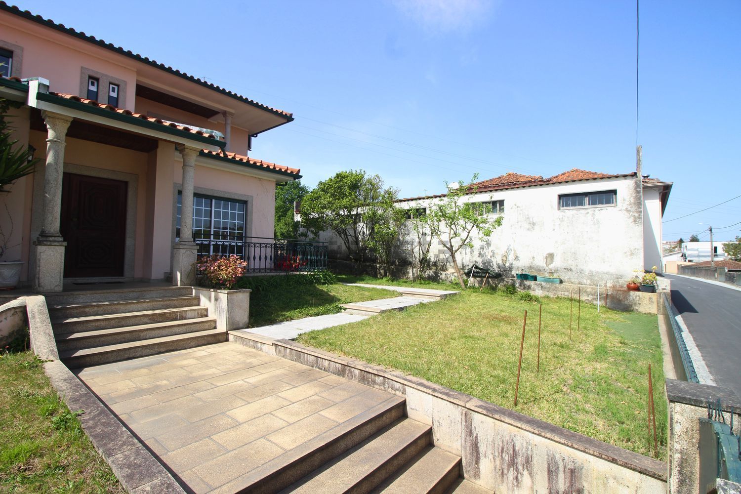 小楼房或独栋别墅出售在Rua de São Jorge - 外立面