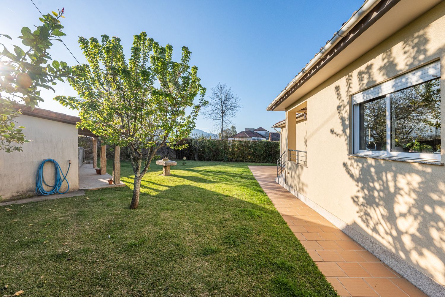 小楼房或独栋别墅出售在Rua de Sernades 2, 13 - 外立面