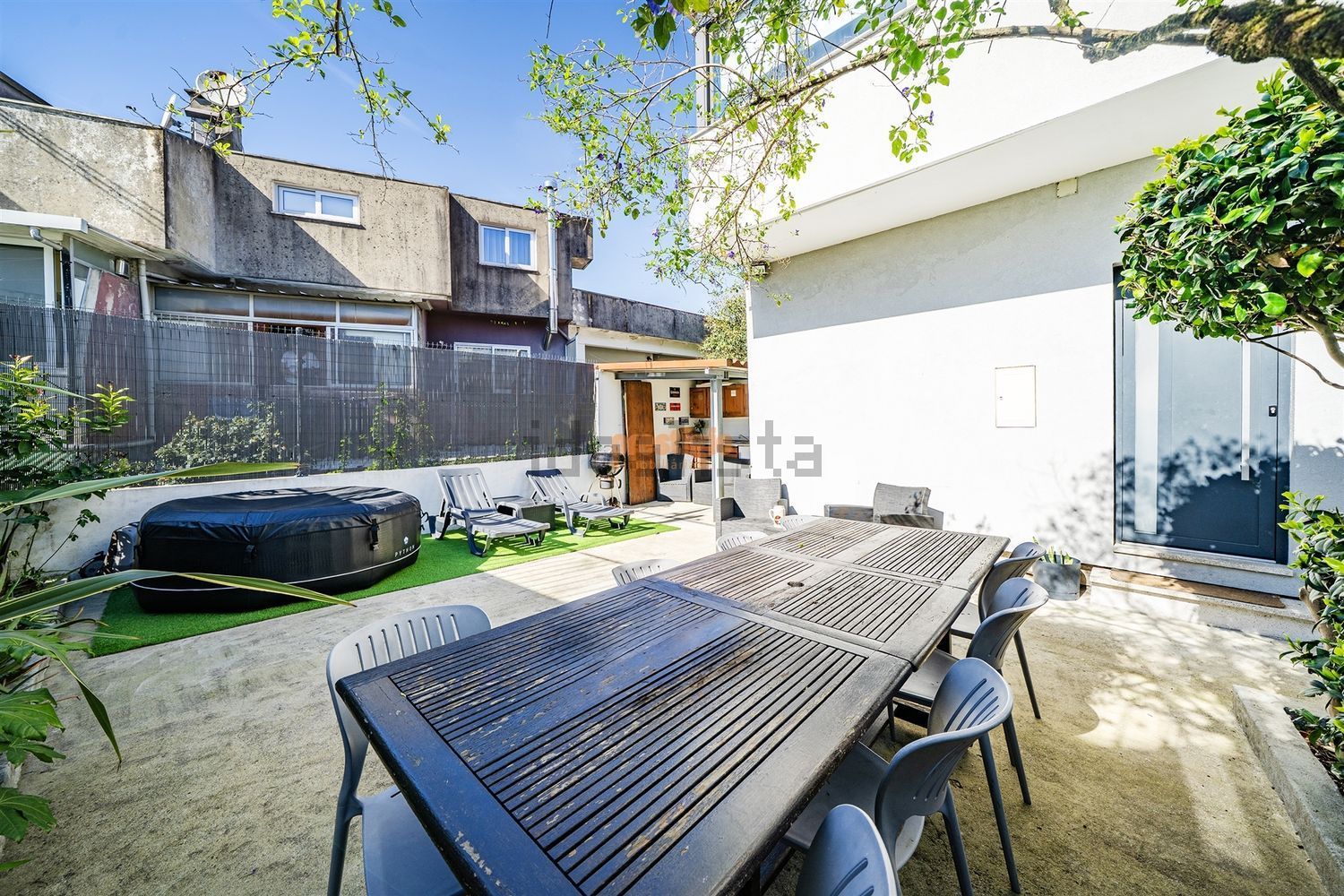 小楼房出售在Rua do Couteiro, 78 - 院子