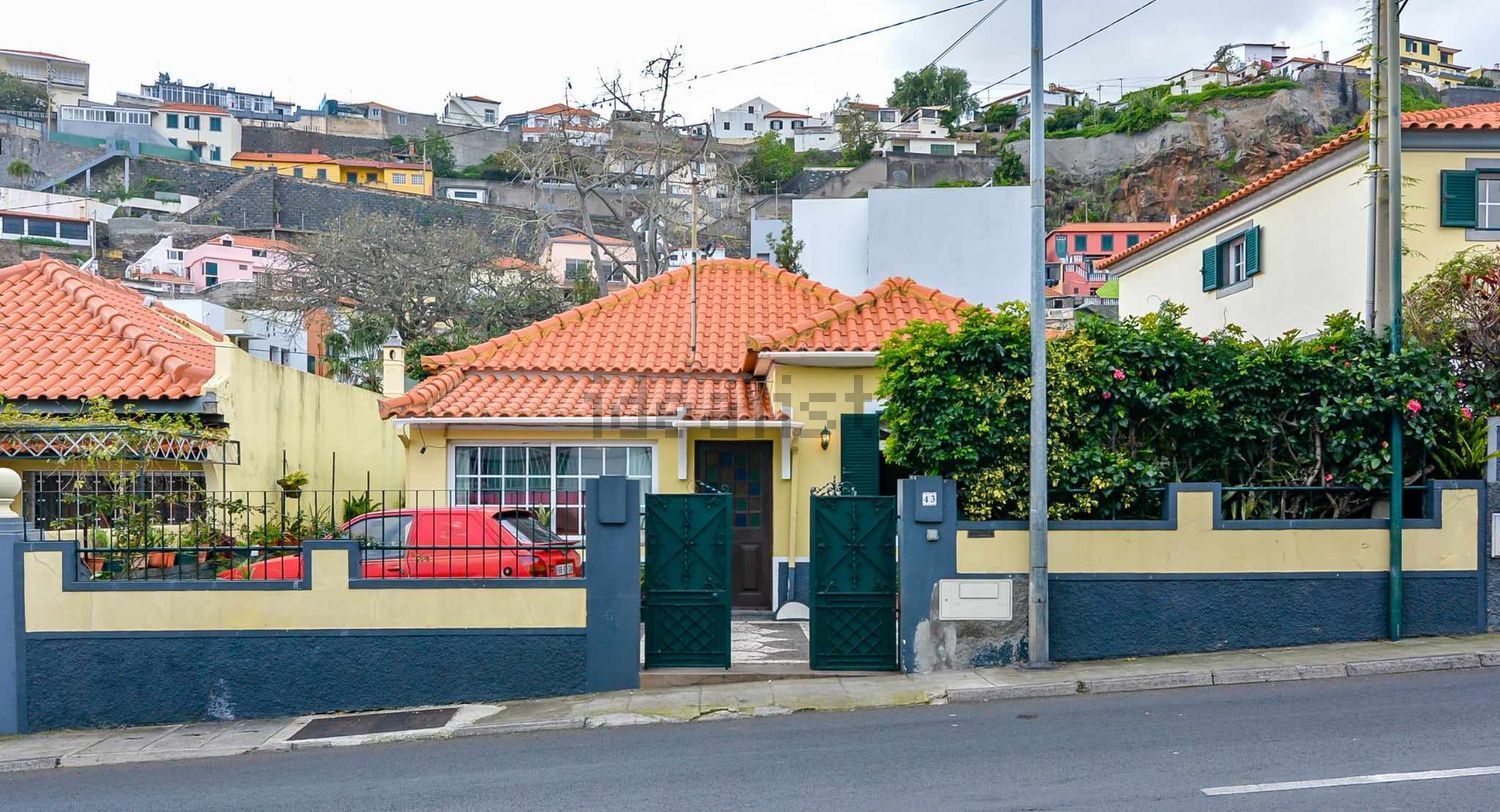 小楼房或独栋别墅出售在Estrada Doutor João Abel de Freitas, 43 - 外立面