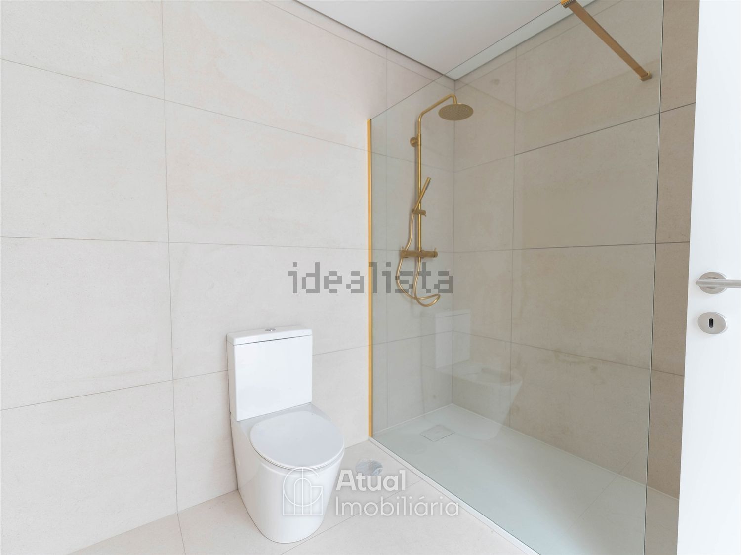 小楼房或独栋别墅出售在Rua de Alfaxim, 865 - 卫生间