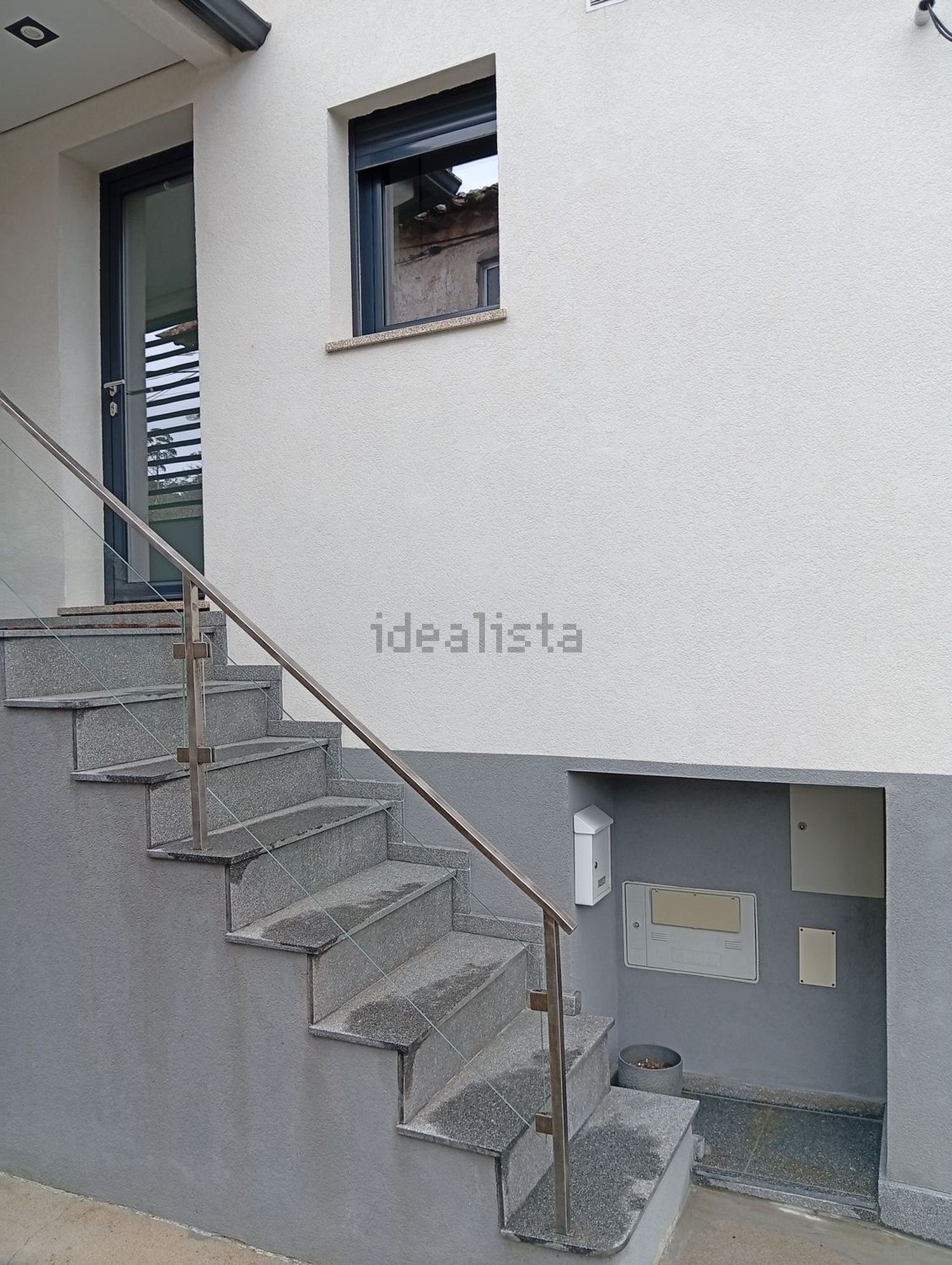小楼房或独栋别墅出售在Rua Alcoice, 50 - 楼梯