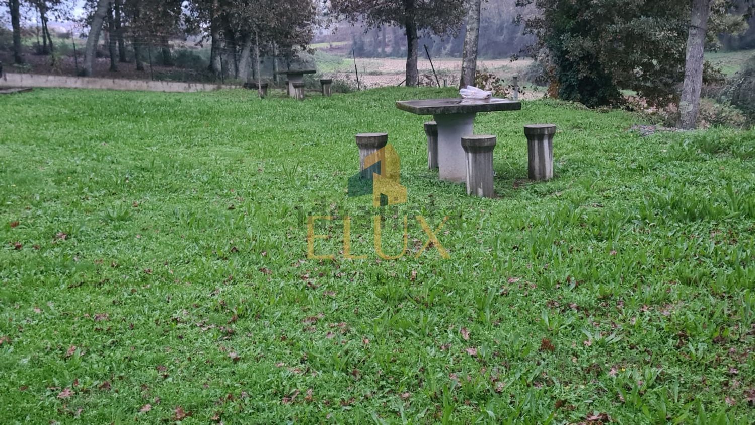 小楼房或独栋别墅出售在 Margaride (Santa Eulália) - Várzea - Lagares - Varziela - Moure - 花园