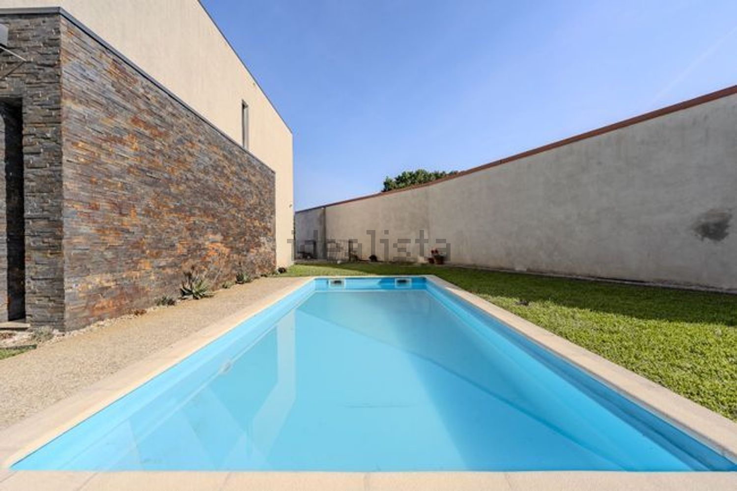 小楼房或独栋别墅出售在Lage - 游泳池