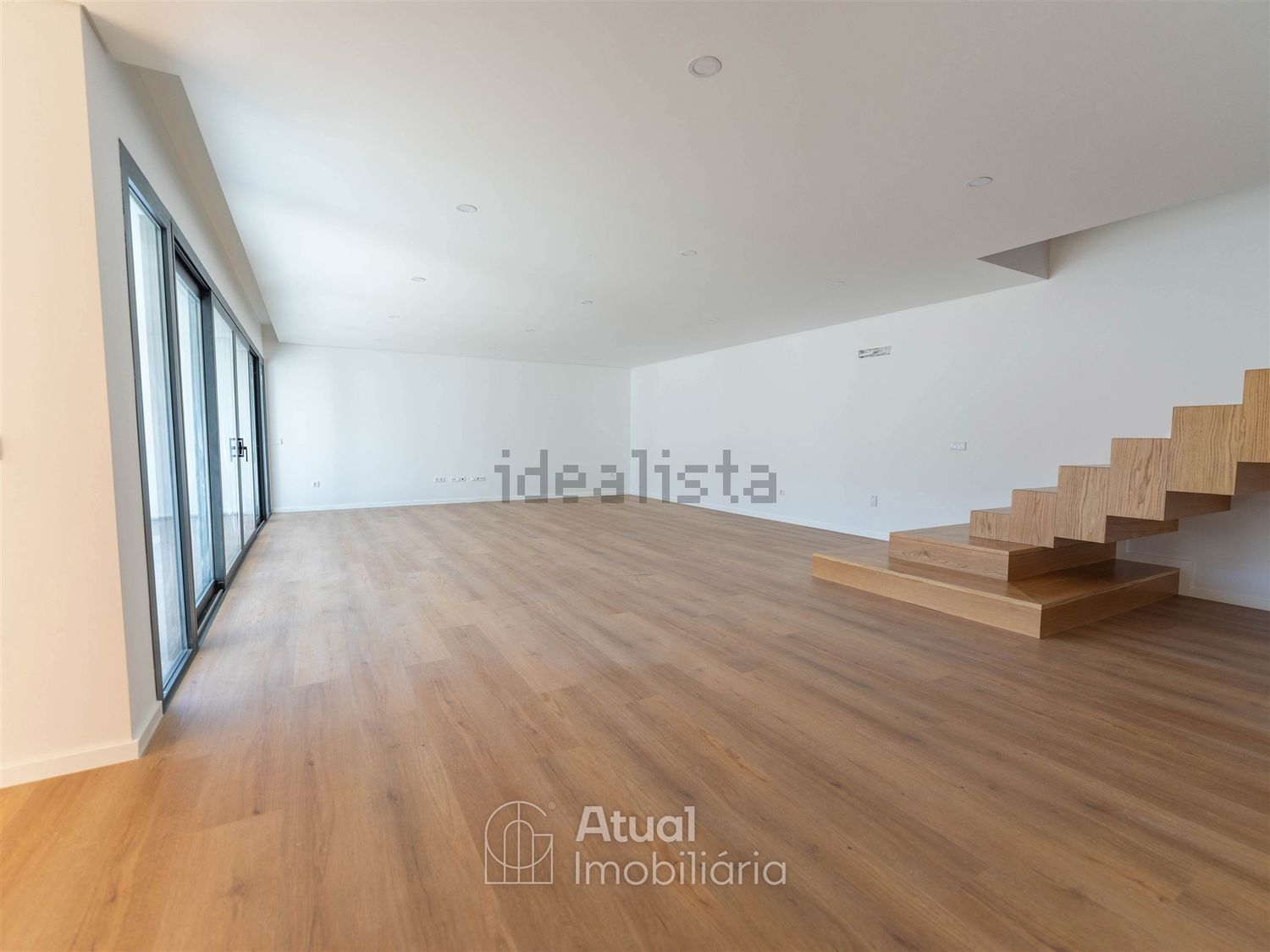 小楼房或独栋别墅出售在Rua de Alfaxim, 865 - 详情