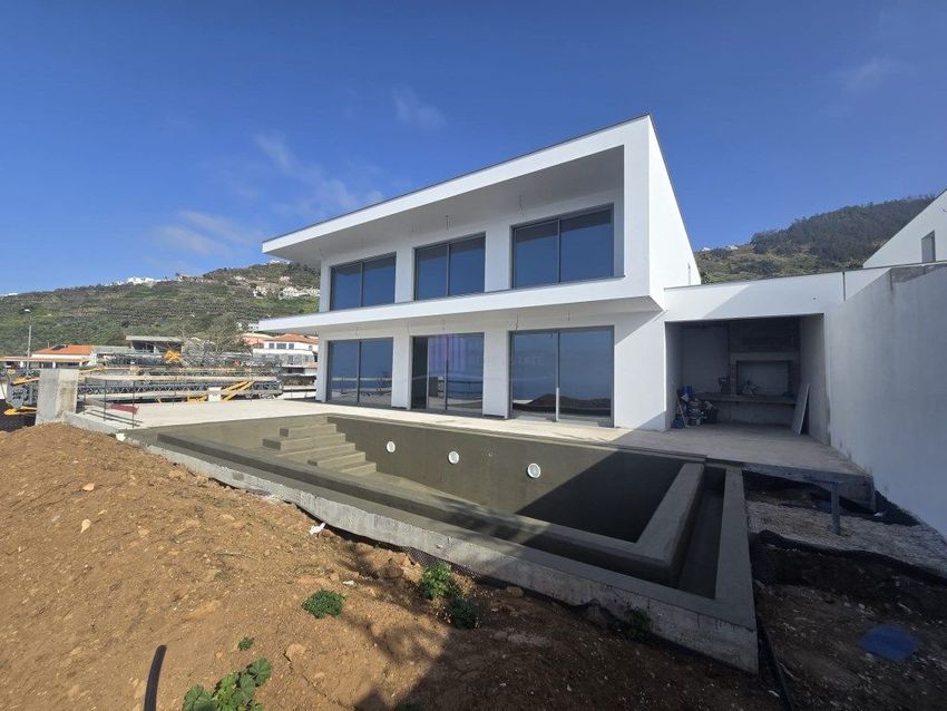 小楼房或独栋别墅出售在Arco da Calheta