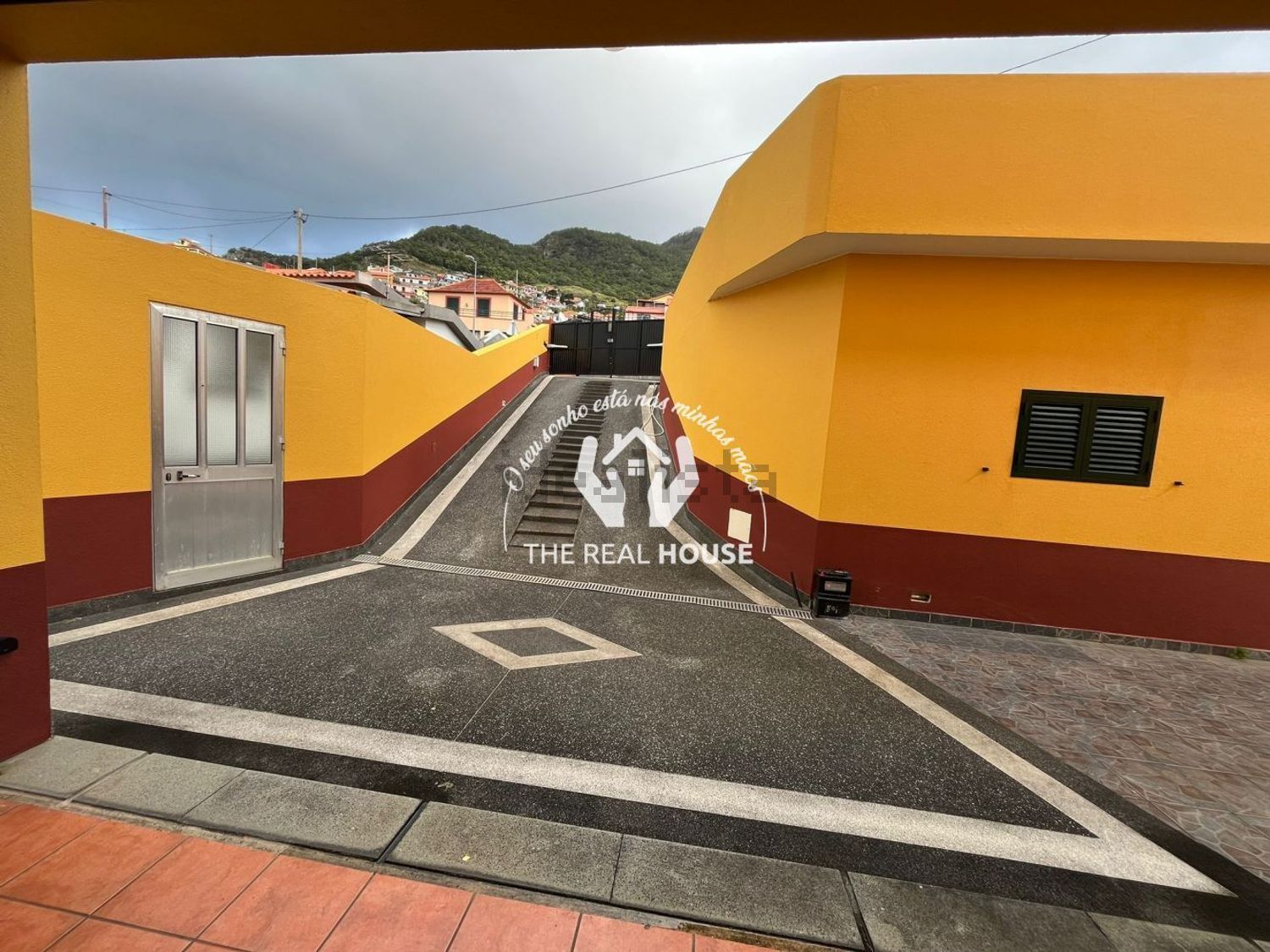 小楼房或独栋别墅出售在Machico - 游泳池
