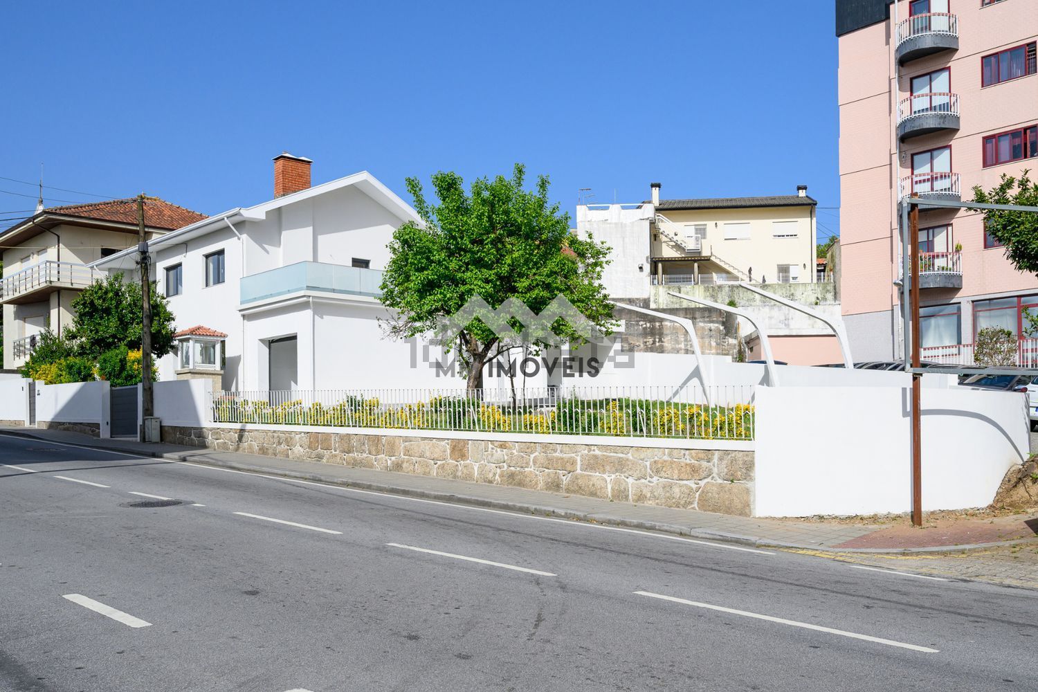 小楼房或别墅出售在Rua Dom António Castro Meireles - 外立面