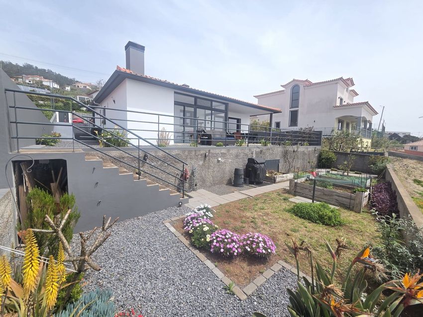 小楼房或独栋别墅出售在Arco da Calheta