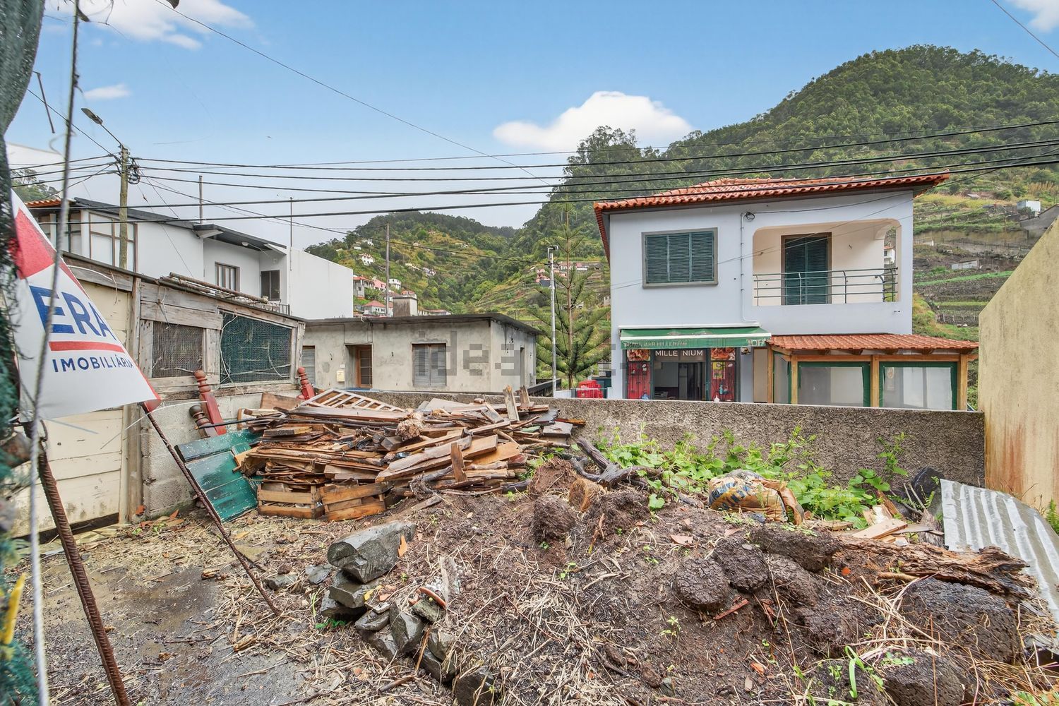 小楼房或独栋别墅出售在Estrada dos Maroços s/n - 外立面