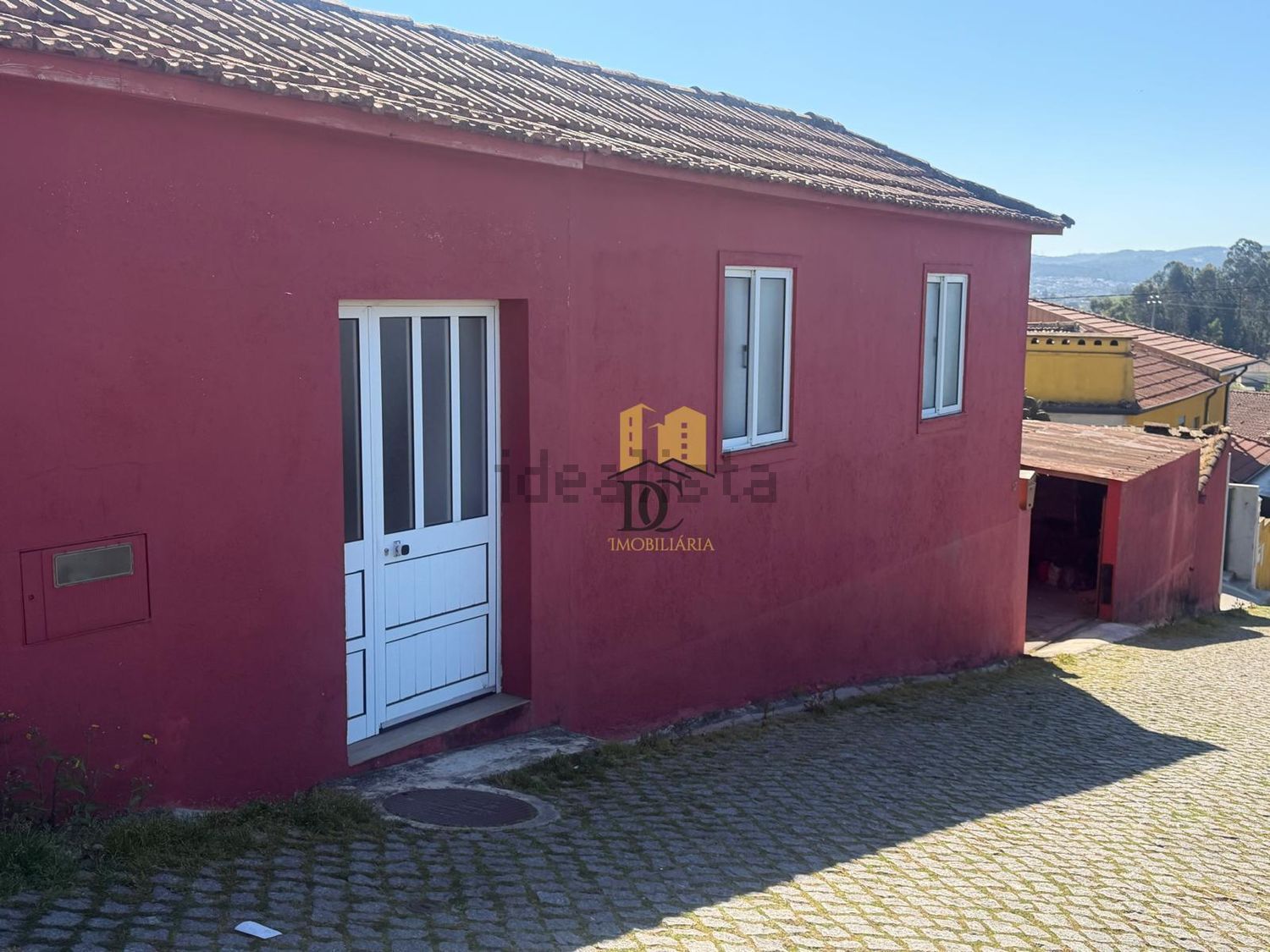 小楼房或独栋别墅出售在Ribeirão - 外立面