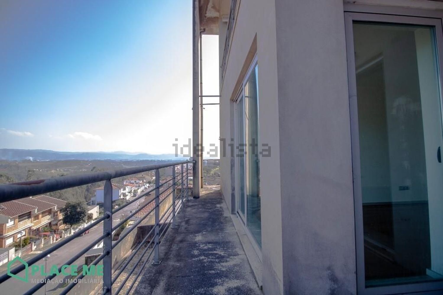 小楼房或独栋别墅出售在Avenida Doutor António Ribeiro Guimarães s/n - 阳台