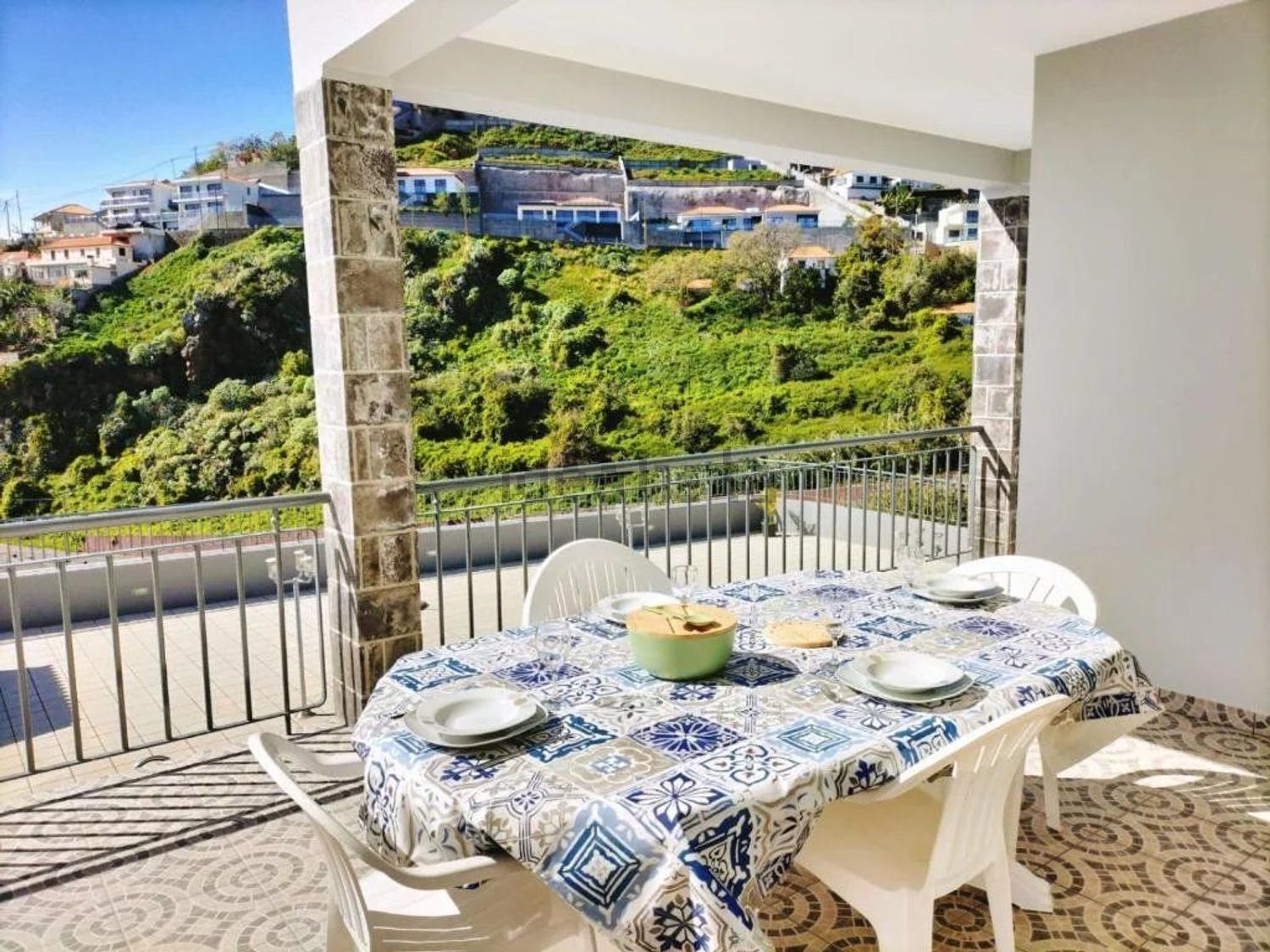 小楼房或独栋别墅出售在Ribeira Brava - 阳台