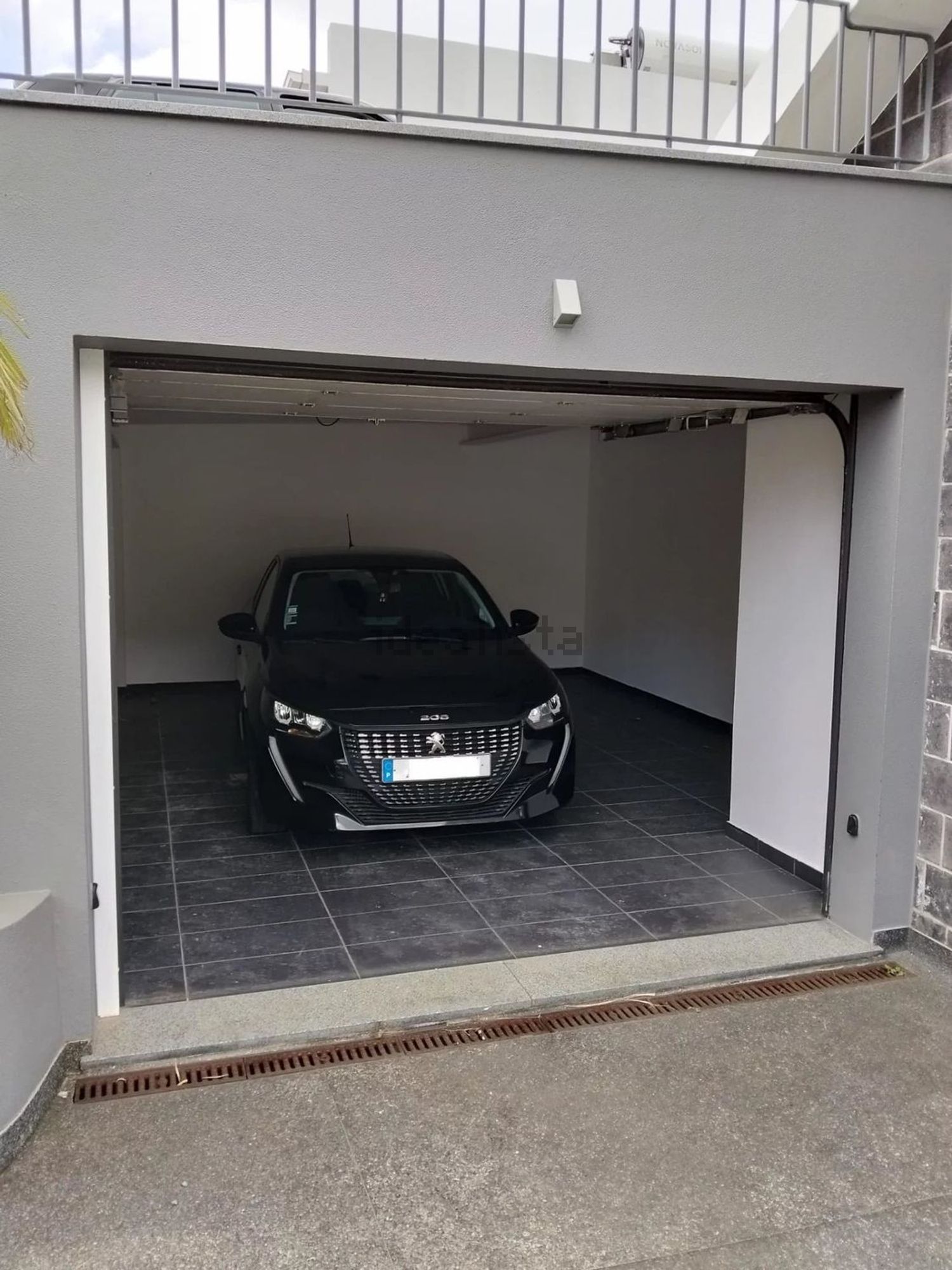 小楼房或独栋别墅出售在Ribeira Brava - 停车位