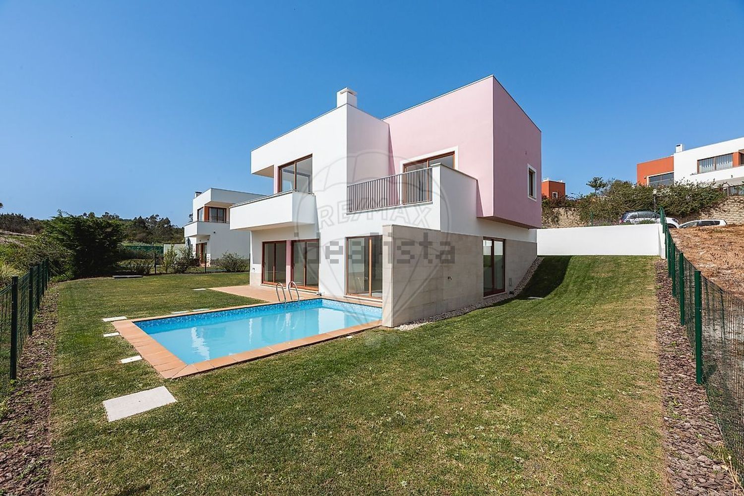 小楼房或独栋别墅出售在Vau - 游泳池