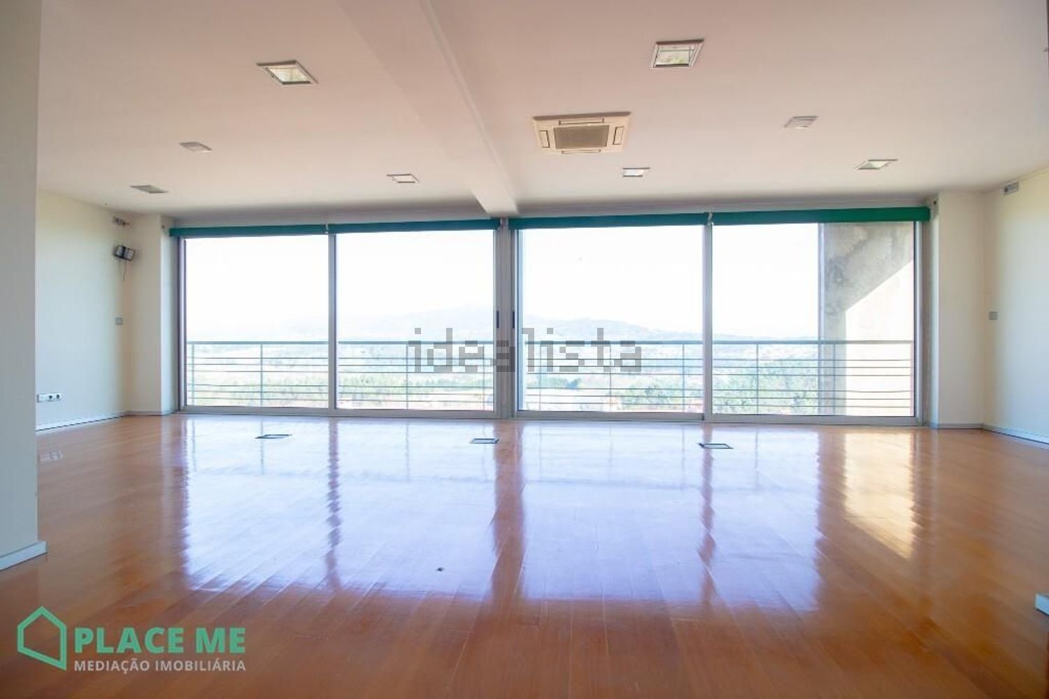 小楼房或独栋别墅出售在Avenida Doutor António Ribeiro Guimarães s/n - 居住