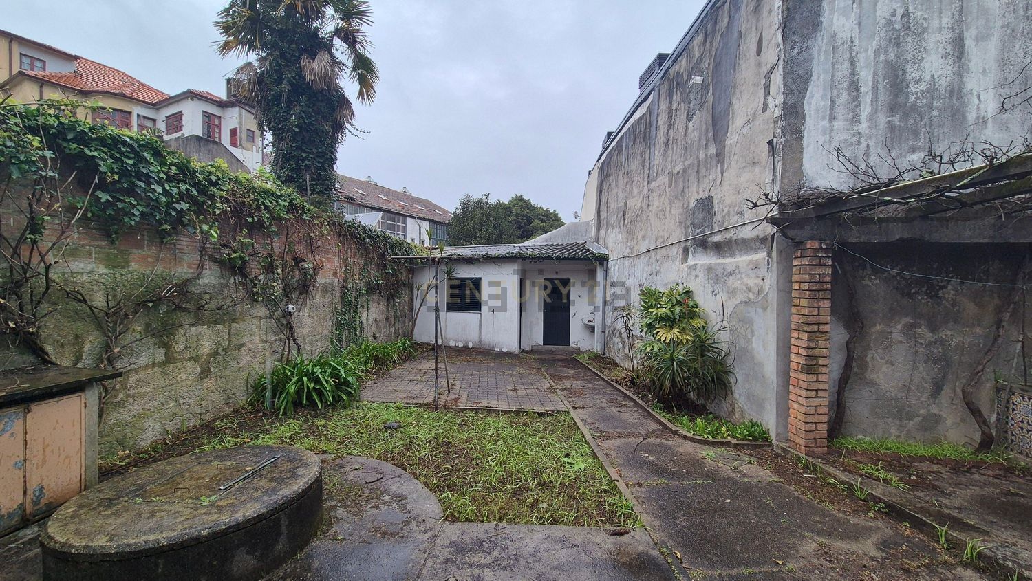 小楼房或独栋别墅出售在Rua de Santos Pousada, 329 - 外立面