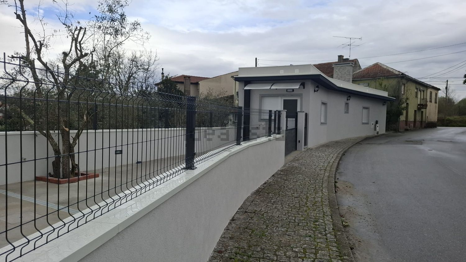 小楼房或独栋别墅出售在Rua Porto - 外立面