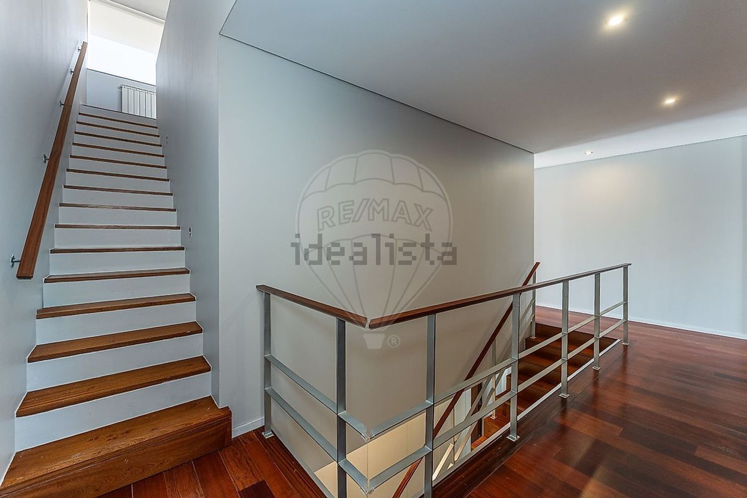 小楼房或独栋别墅出售在Avenida Central de Nogueira - 详情